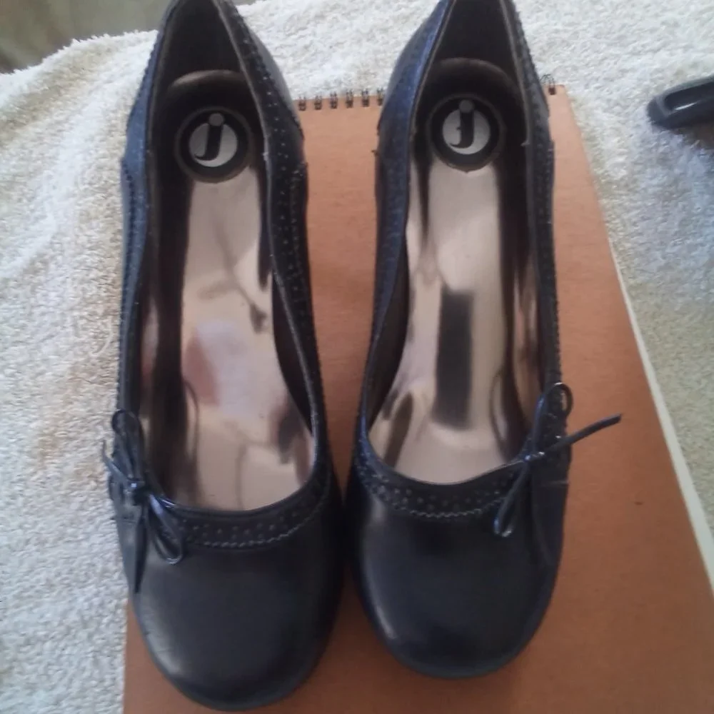 GREAT UC J black heels